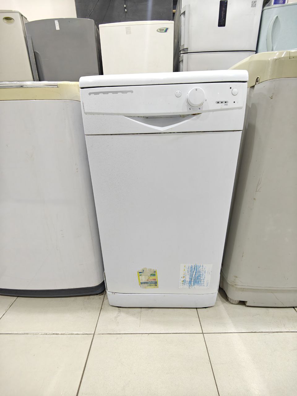 غسالة اطباق انديست بدون اي صيانه تماما بحالة المصنع استعمال 
10افراد