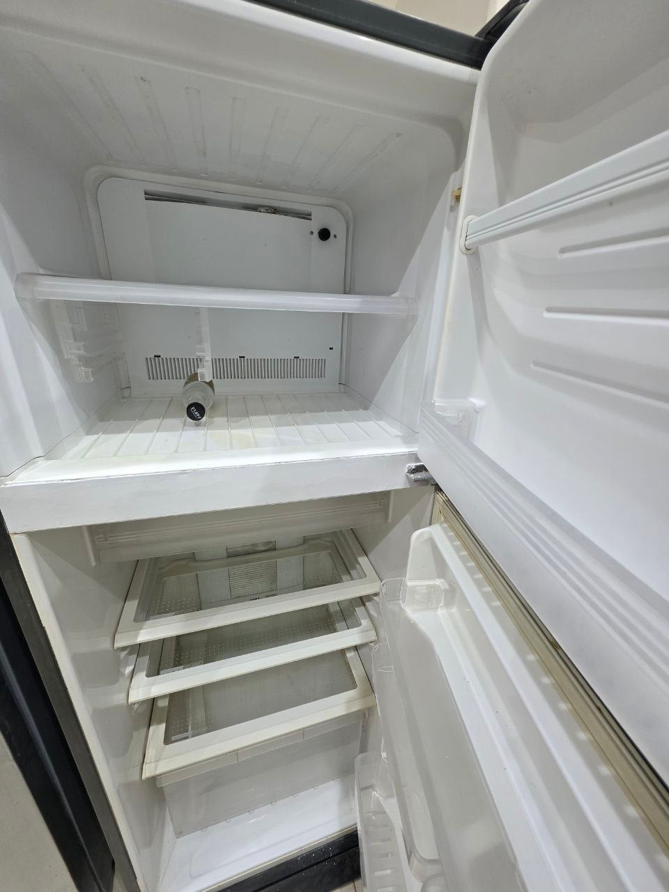ثلاجه شارب 14 قدم استعمال بحاله ممتازه كود 5433