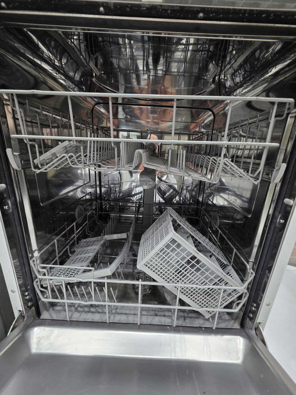 غسالة اطباق ميديا استعمال خفيف جدا حاله فوق الممتازه كود 5649