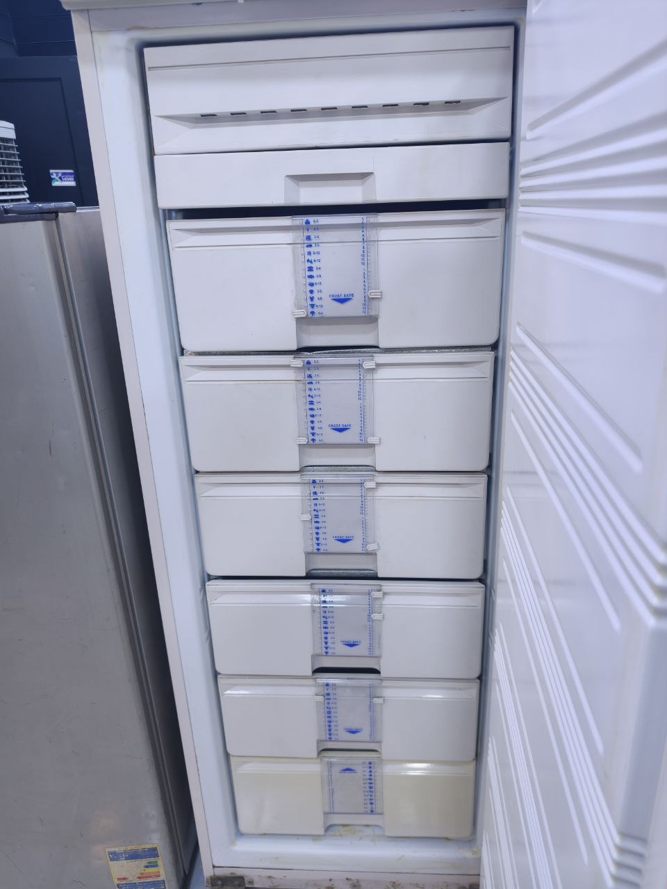 كود 8152
✨ ديب فريزر رأسي استعمال
❄️ تبريد قوي وتجميد ممتاز
📦 6 أدراج