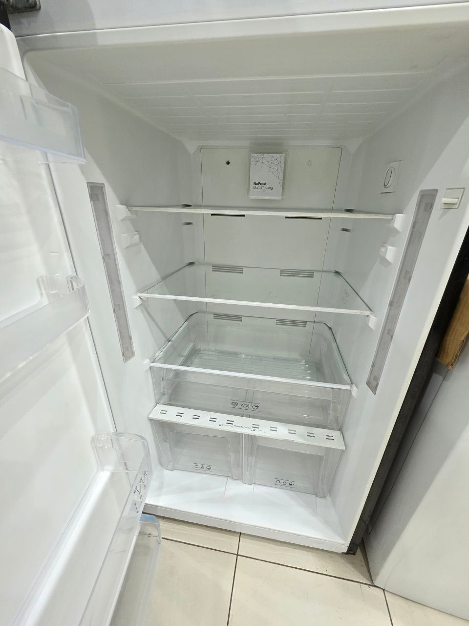 ثلاجه وايت بوينت نوفروست كسر زيرو استعمال خفيف جدا 18 قدم 440 لتر تقريبا  كود 5375