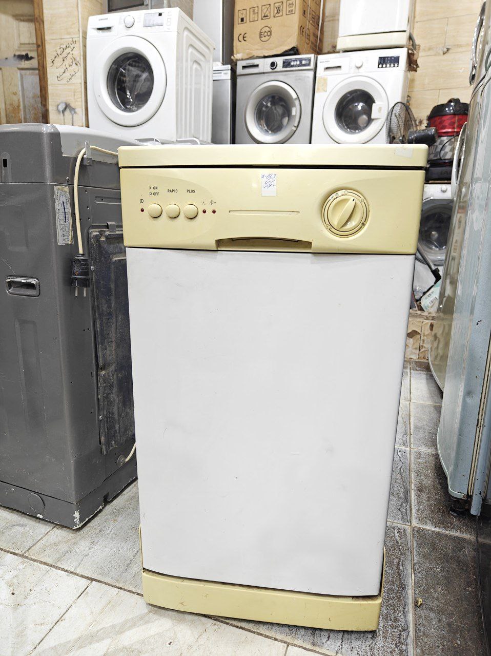 غسالة اطباق 10افراد بدون استعمال تماما وتباع بسعر المستعمل