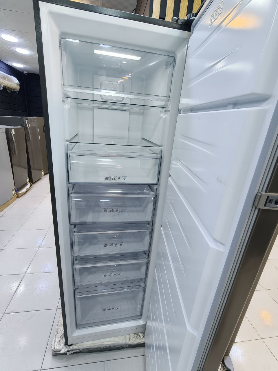 كود» 6160
فريزر وايت ويل انفرتر موفر للكهرباء ديجتال 7درج
فرز تاني
خدوش بسيطة موضحة في الصور من الباب  الداخل والخارج لا تذكر