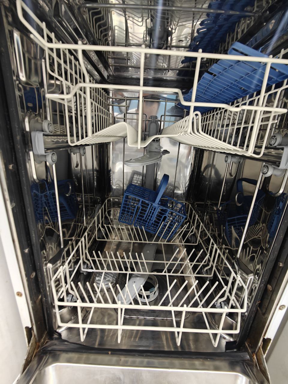 غسالة اطباق انديست بدون اي صيانه تماما بحالة المصنع استعمال 
10افراد