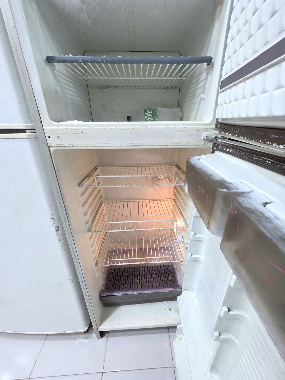 كود 2161                                          ثلاجه ايديل                                              12قدم دي فروست                               استعمال بحاله جيده