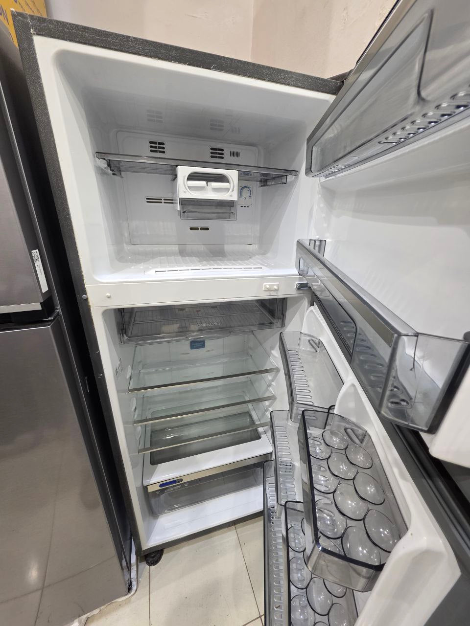 تلاجه زانوسي 
410لتر
معدل 16قدم
كسر زيرو نوفروست  
ضمان سريال 3سنين +ضمان معرض