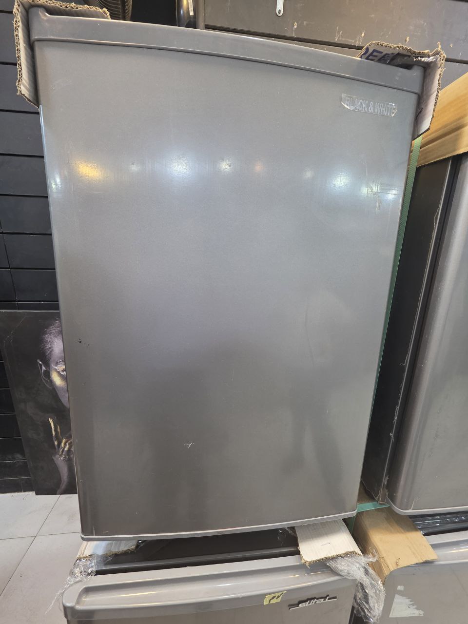 ثلاجه مني بار 6 قدم فرز تاني بفريزر داخلي