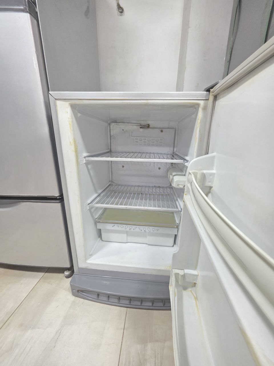 كود 5610
ثلاجة مني بار 6 قدم بدون فريزر
استعمال بسيط بحالة جيدة