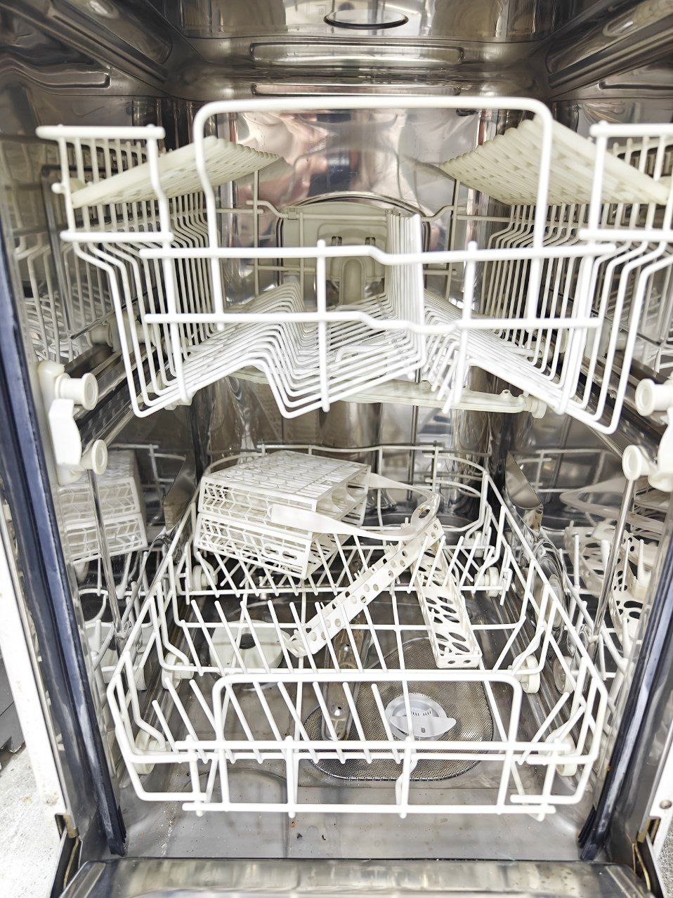 غسالة اطباق 10افراد بدون استعمال تماما وتباع بسعر المستعمل