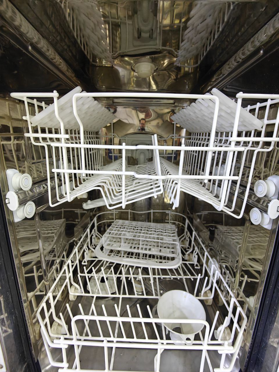 غساله اطباق 10افراد 
حاله جيده جدا بدون اي صيانه استعمال بحالة المصنع