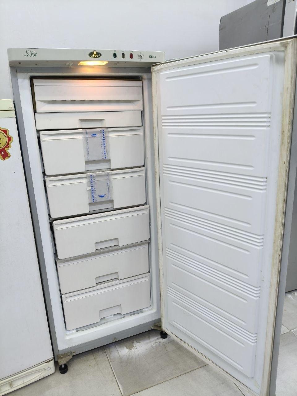 كود 9415

ديب فريزر كريازي 5درج نوفروست
✅استعمال بحالة مميزة
