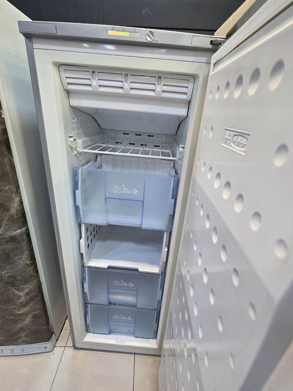 5682 كود
فريزر  بيكو نوفروست 
4درج و رف  بحالة ممتازة              خصم مميز بسبب شكل الأدراج