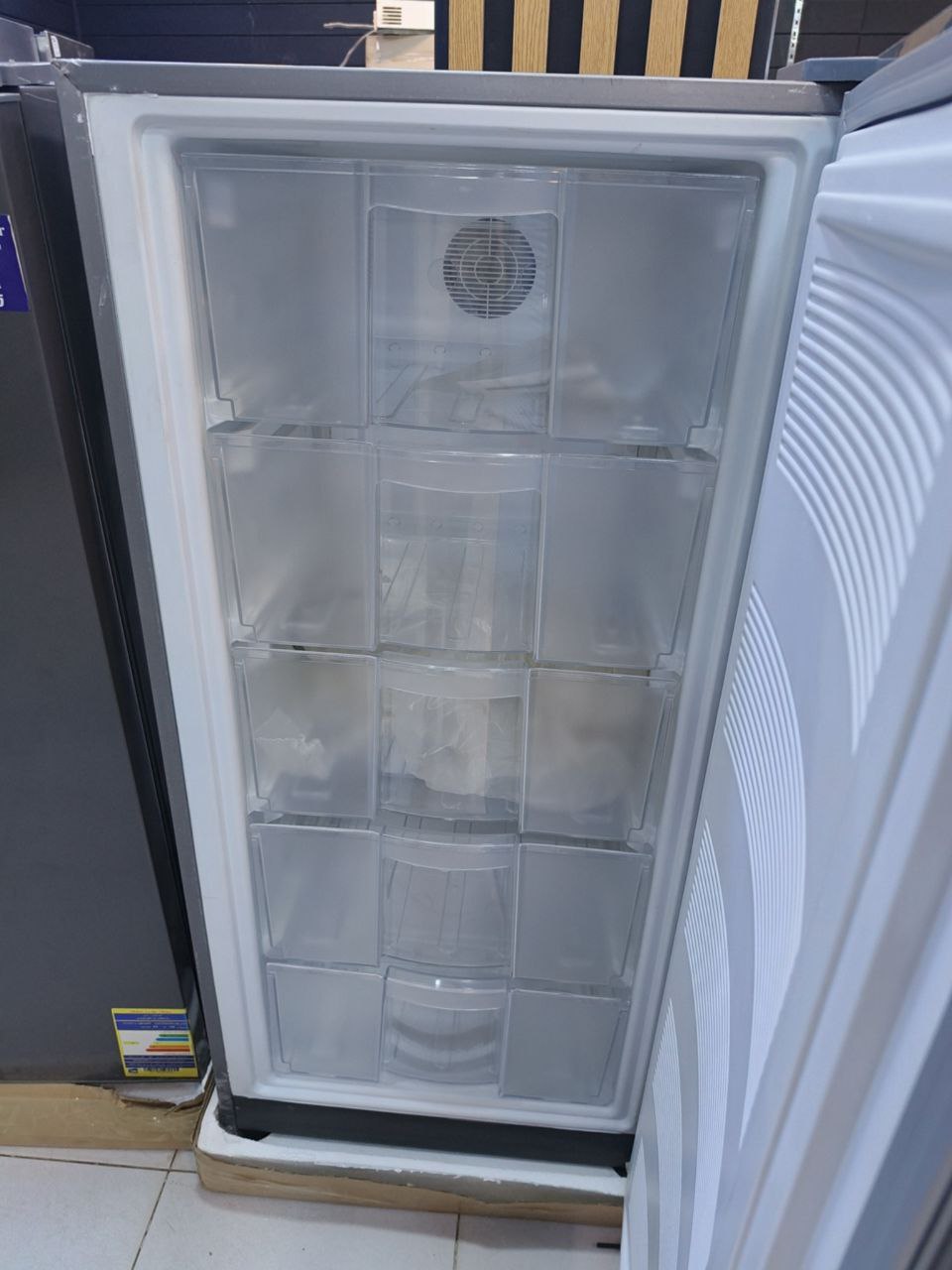 كود

كود 6045
فريزر الكتروستار  5 أدراج
فرز بالكرتونة 
 No Frost