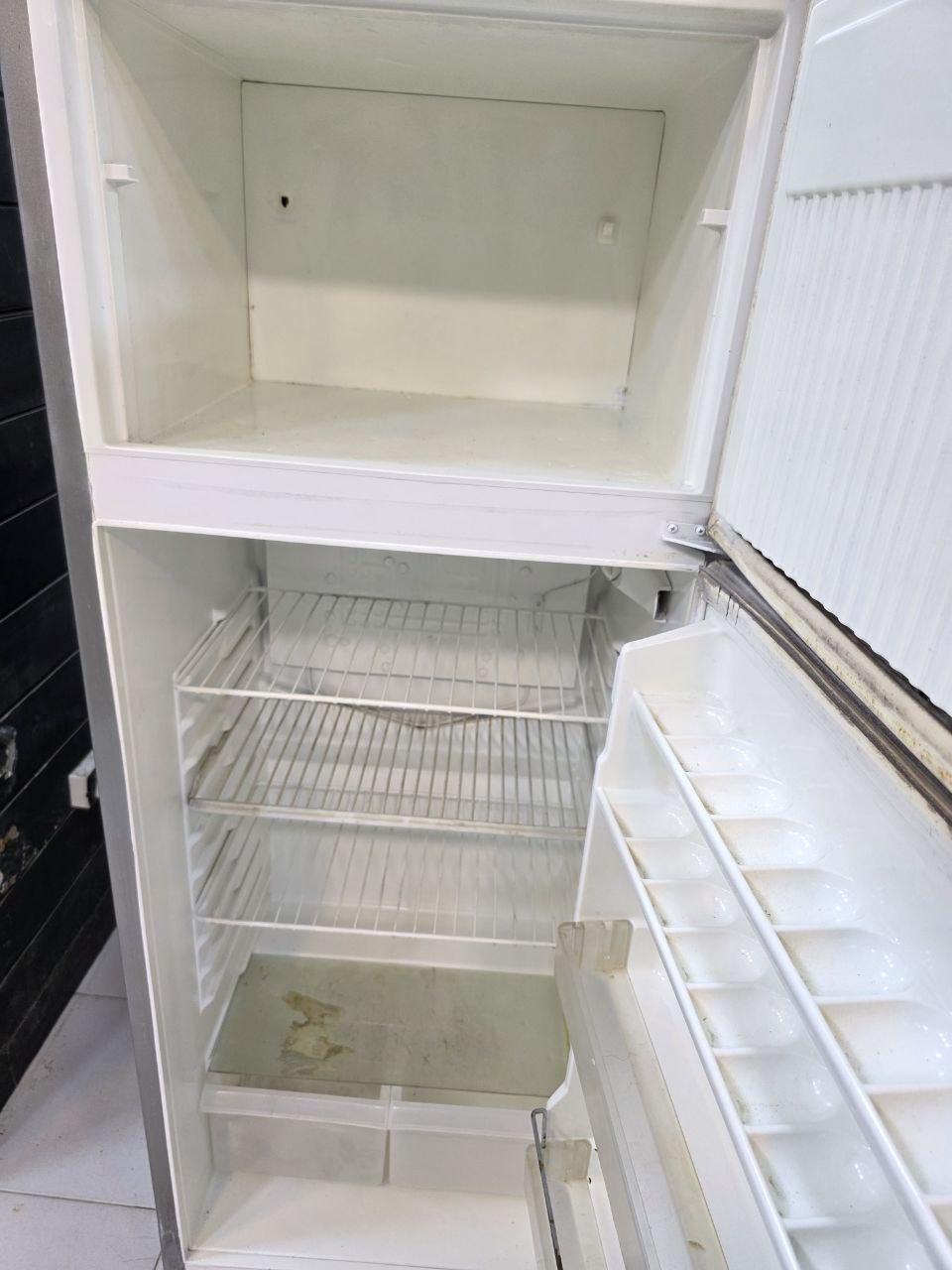 كود 4152
تلاجه كريازي 12 قدم ديفروست 
بخصية عدم تكوين تالج