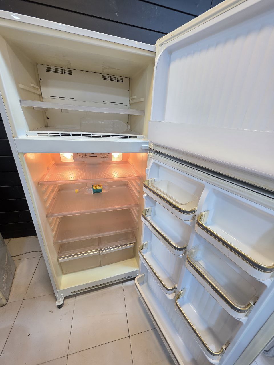 تلاجه كريازي  18قدم نوفروست  
مستعمل حاله جيده جدا كود 5137