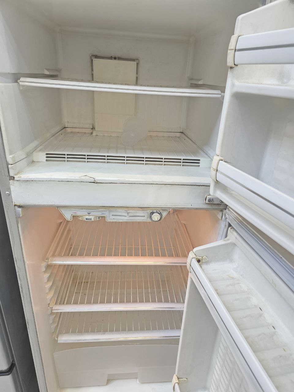 كود 2709
تلاجه باساب 14 نوفروست 
كسر بسيط ف الفليزر لا يؤثر، 
ضمان 3 شهور