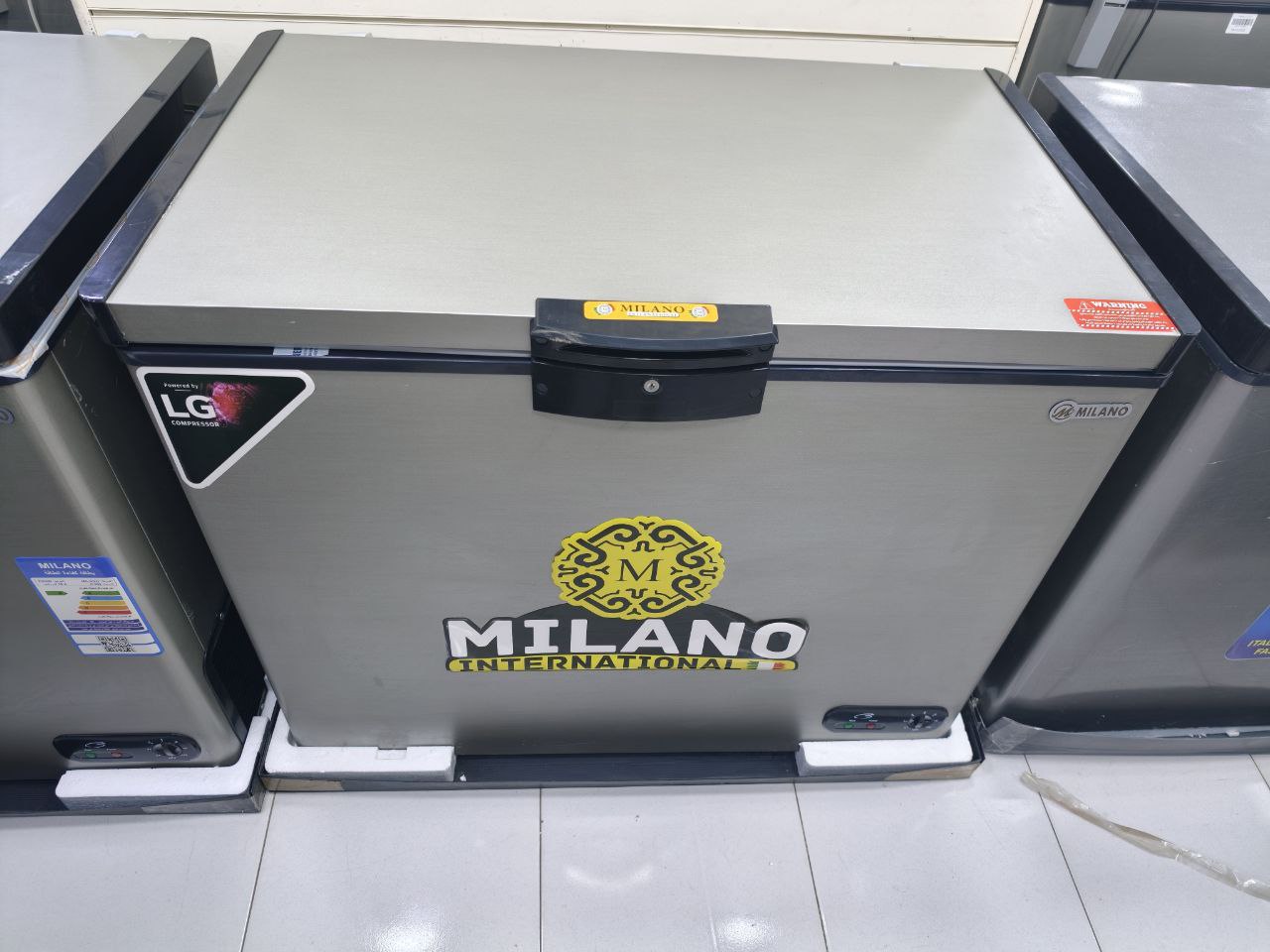 كود 6055
سعة كبيرة 350لتر
فريزر  ميلانو ضمان 5سنين
استلس بالكامل
المساحة الداخلية الواسعة تتيح تخزين كميات كبيرة من الطعام المجمد، مفيدةن للأسر الكبيرة أو الاستخدامات التجارية البسيطة.