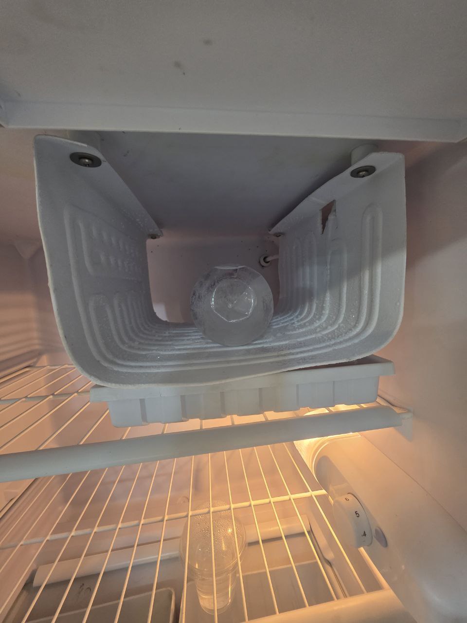 ثلاجه مني بار 6 قدم فرز تاني بفريزر داخلي